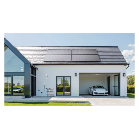 SolarFlow 2400 AC gekoppelte Wechselrichter am Haus neben Garage